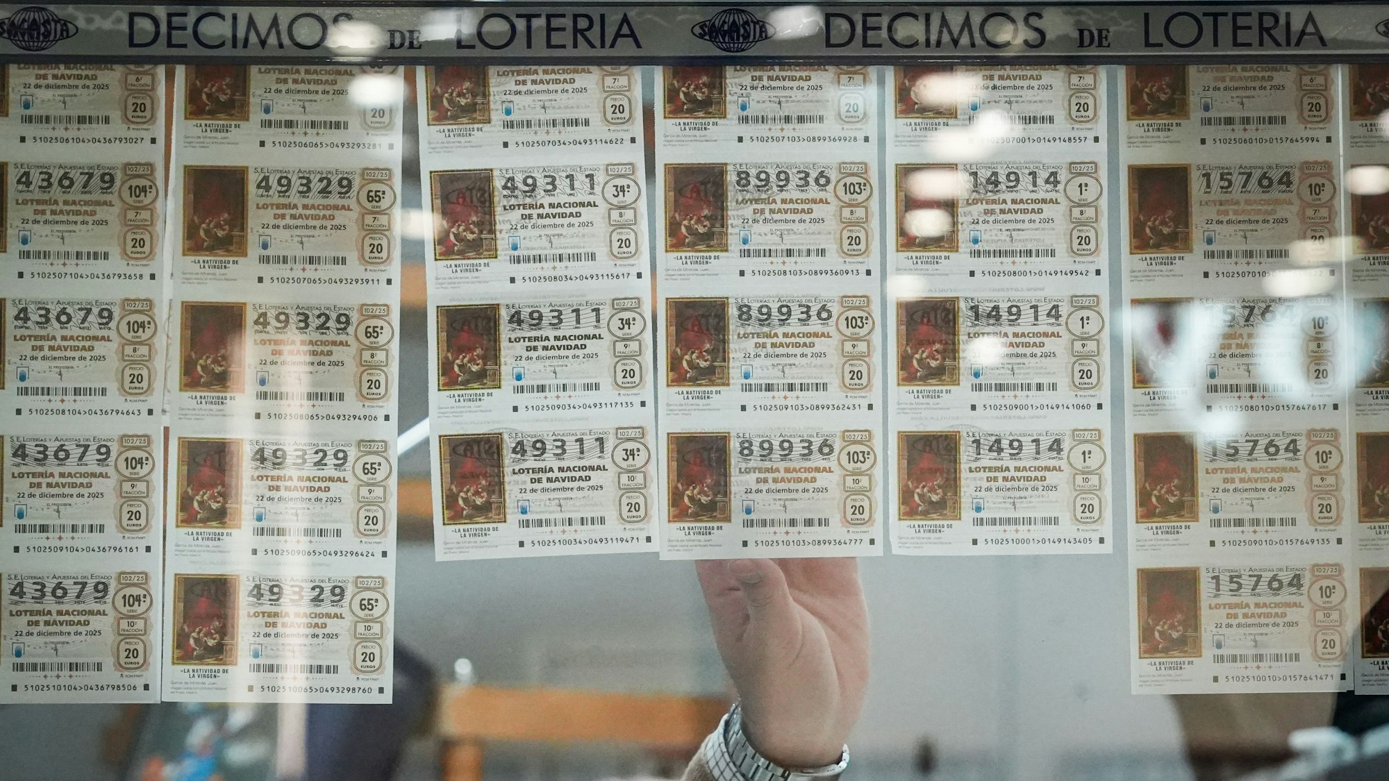 Insgesamt sind 100.000 fünfstellige Nummern im Umlauf, die in 198 Serien aufgeteilt sind.