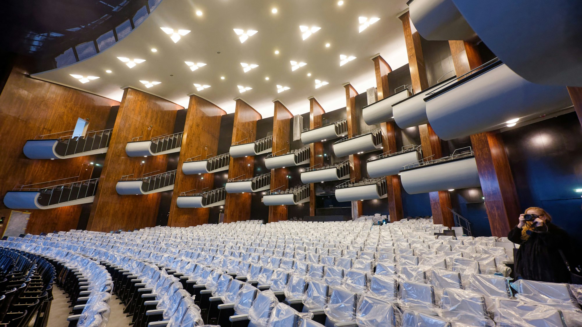 01.10.2025, Nordrhein-Westfalen, Köln: Der Zuschauerraum der Oper kann bei einer Pressekonferenz zum Stand der Sanierung der Kölner Bühnen besichtigt werden. (zu dpa: «Jetzt aber wirklich: Kölner Oper soll 2026 wiedereröffnen») Foto: Henning Kaiser/dpa +++ dpa-Bildfunk +++