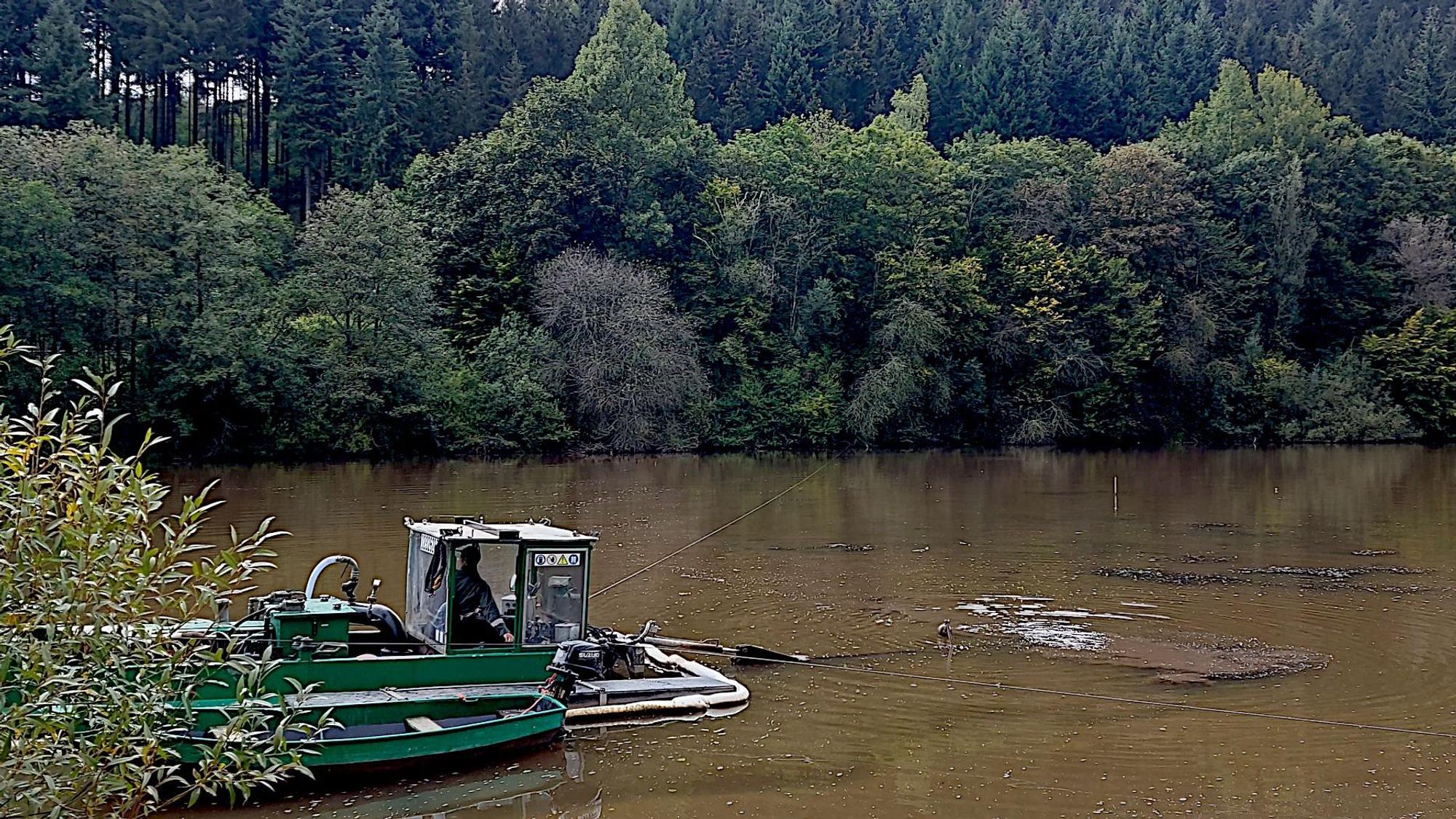 Ein Schwimmbagger ist im Vorstau des Kronenburger Sees im Einsatz. Er entfernt die Sedimente