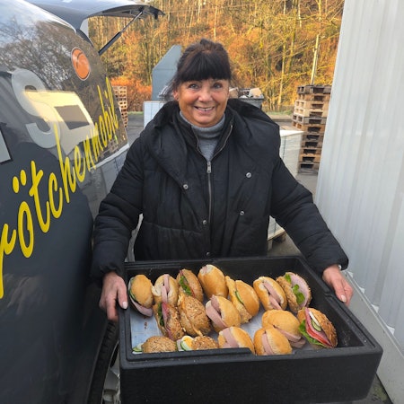 Seit dem Jahr 2004 ist Uta Wirths (72) aus Waldbröl mit „Uta's Brötchenmobil“ unterwegs und beliefert Firmen in der Stadt Waldbröl und seltener auch in der Gemeinde Morsbach mit Frühstück.