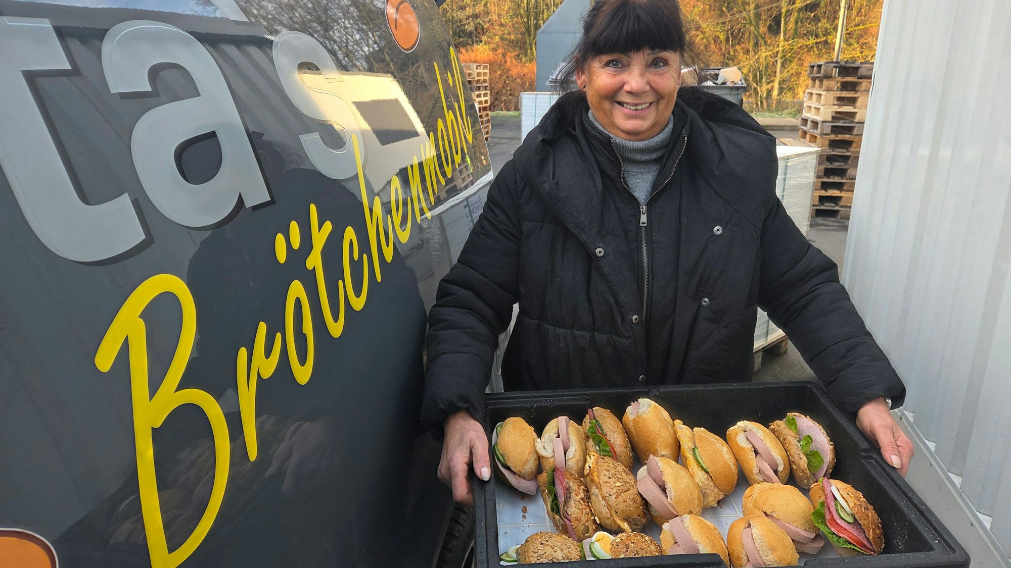 Seit dem Jahr 2004 ist Uta Wirths (72) aus Waldbröl mit „Uta's Brötchenmobil“ unterwegs und beliefert Firmen in der Stadt Waldbröl und seltener auch in der Gemeinde Morsbach mit Frühstück.