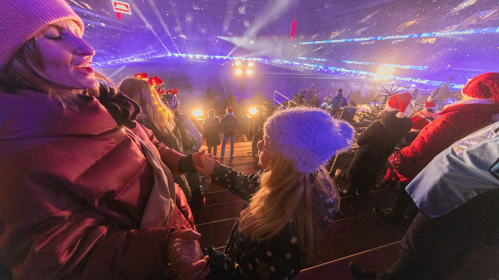 Eine Frau tanzt mit einem kleinen Mädchen auf den Rängen des Rheinenergie-Stadions.