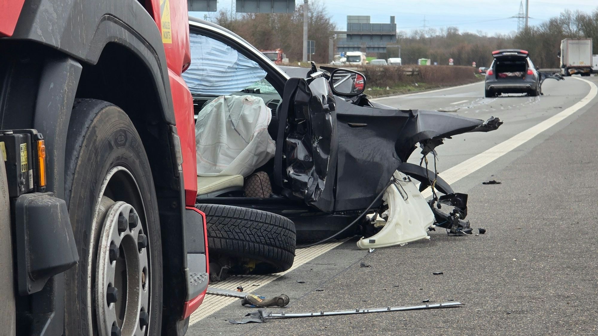 Fahrer und seine Begleiterin waren nach dem Aussteigen aus ihrem Unfallwagen auf der Autobahn 57 von einem folgenden Auto erfasst worden.