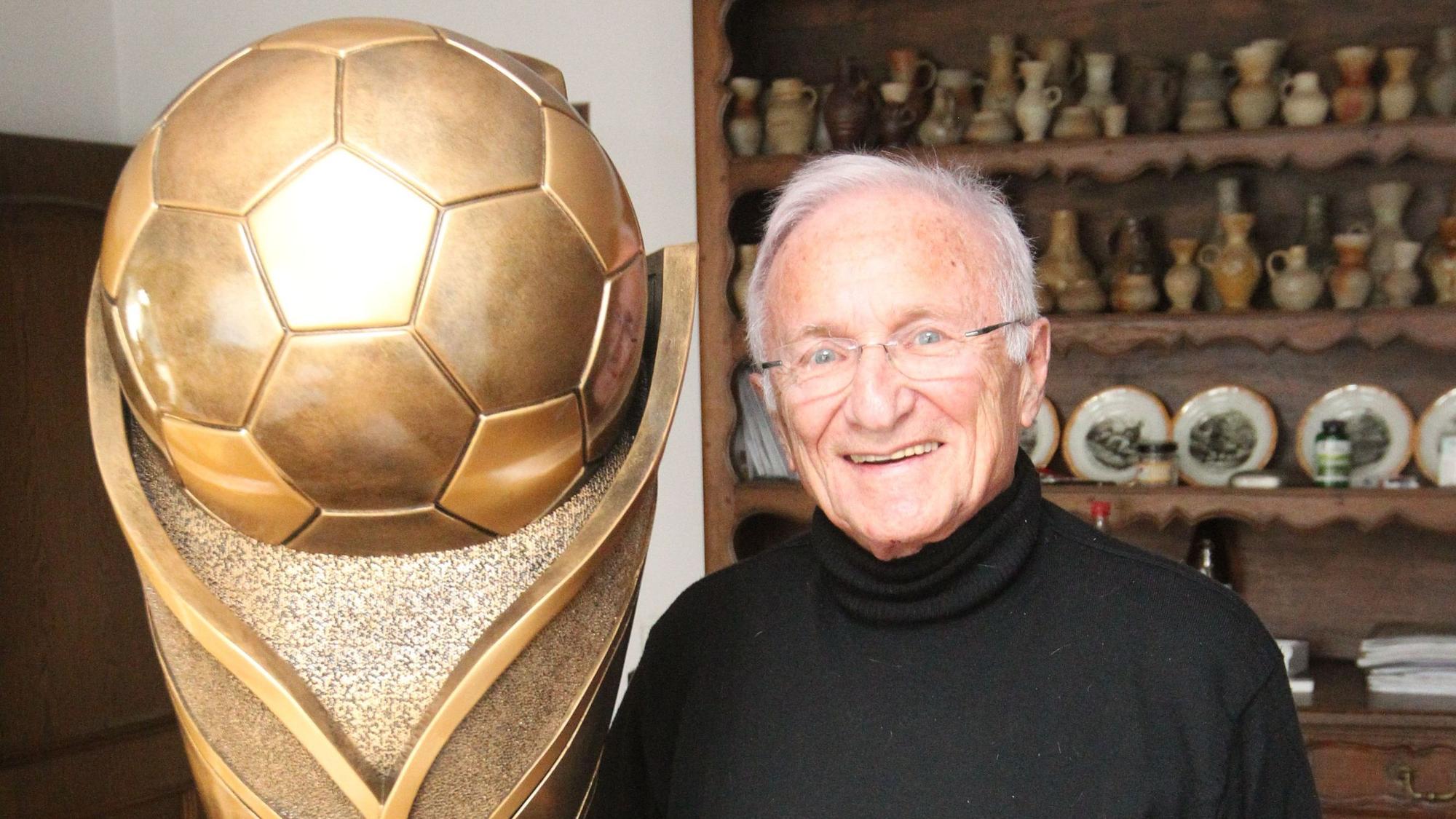 Einen Ehrenplatz im Wohnzimmer wird der Pokal bekommen.
