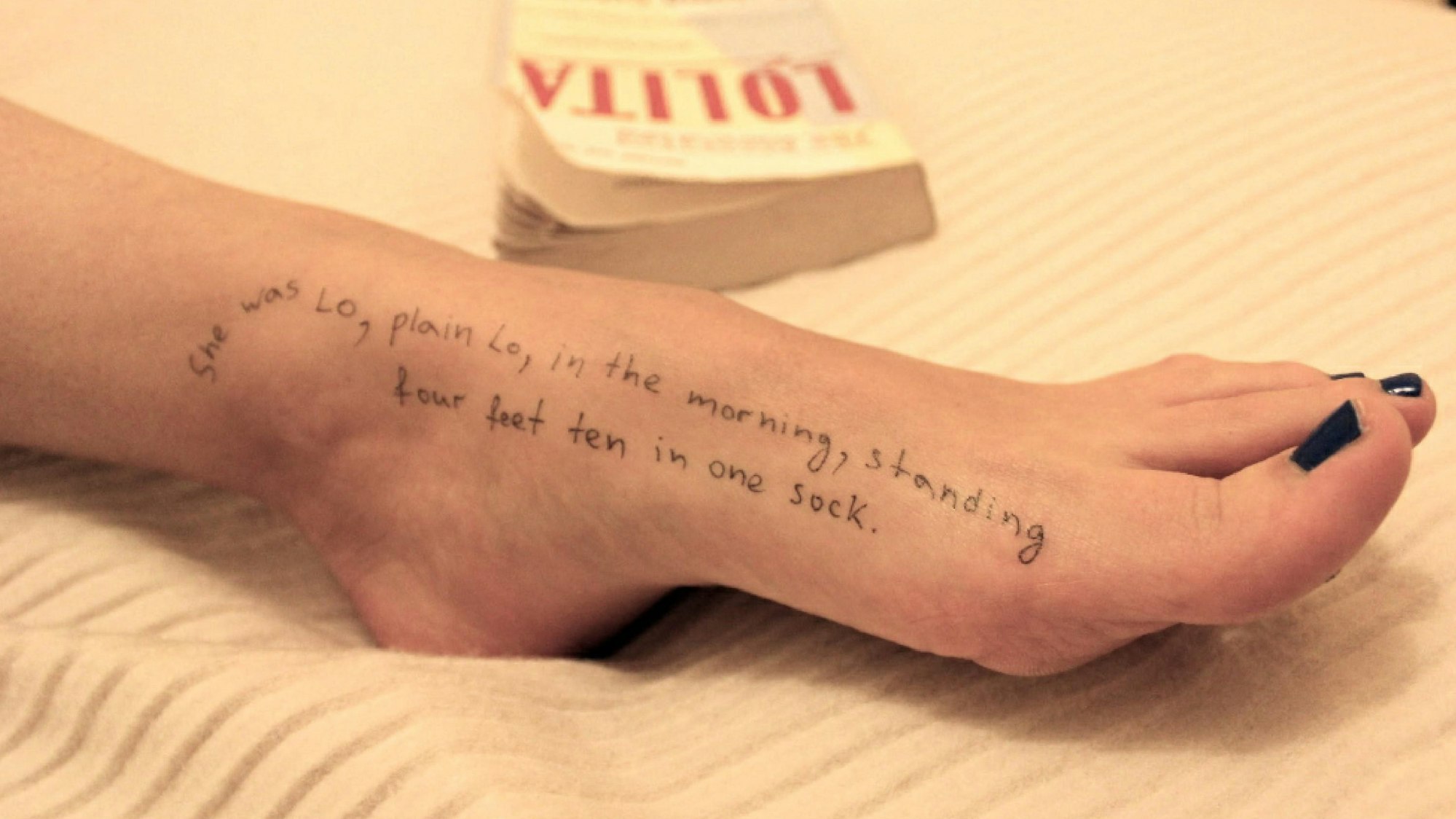 Ein von den Demokraten nun veröffentlichtes Foto aus dem Nachlass von Jeffrey Epstein zeigt ein Nabokov-Zitat auf einem Frauenfuß.