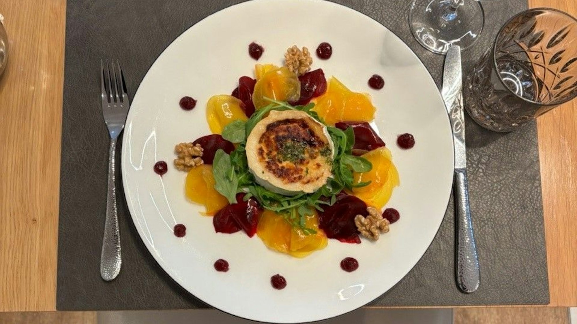 Die Vorspeise macht dank zweier Beten auch optisch viel her.