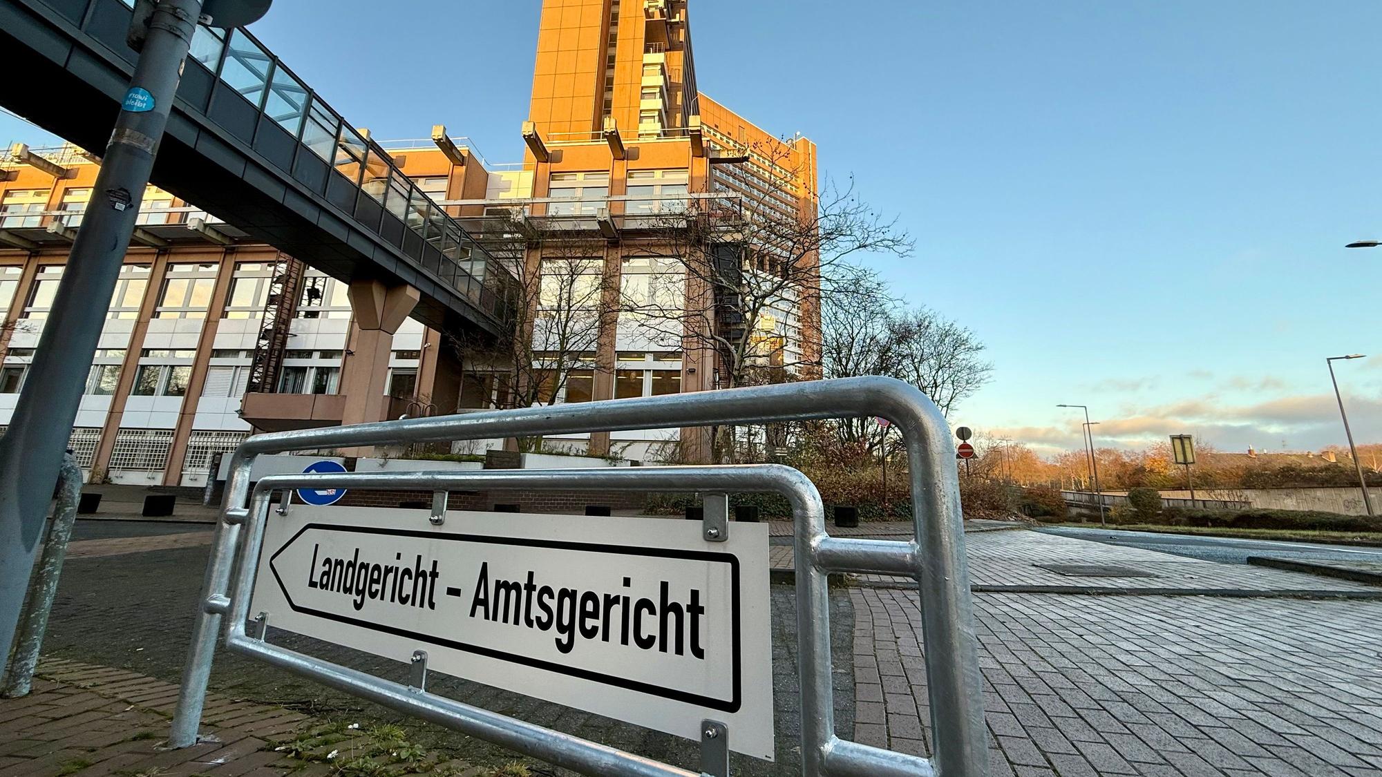 Das Landgericht in Köln verhandelt den Fall. Ursprünglich sollte der Prozess vor dem Amtsgericht in Brühl stattfinden.