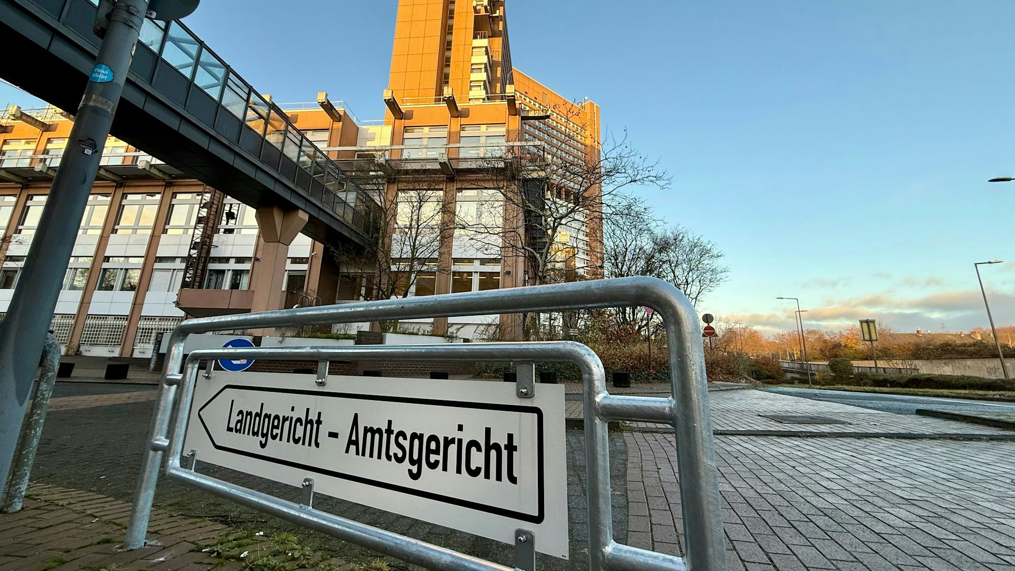 Das Landgericht in Köln verhandelt den Fall. Ursprünglich sollte der Prozess vor dem Amtsgericht in Brühl stattfinden.