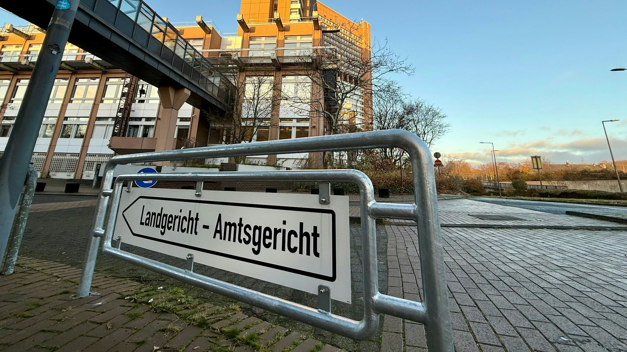 Auf einem Schild steht „Landgericht - Amtsgericht“.