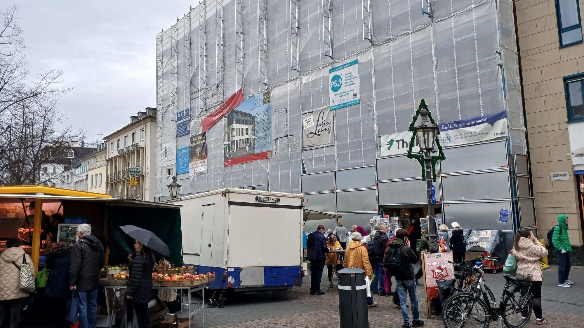Die eingerüstete und verhüllte Marktpassage mit der Thalia-Buchhandlung in Siegburg.