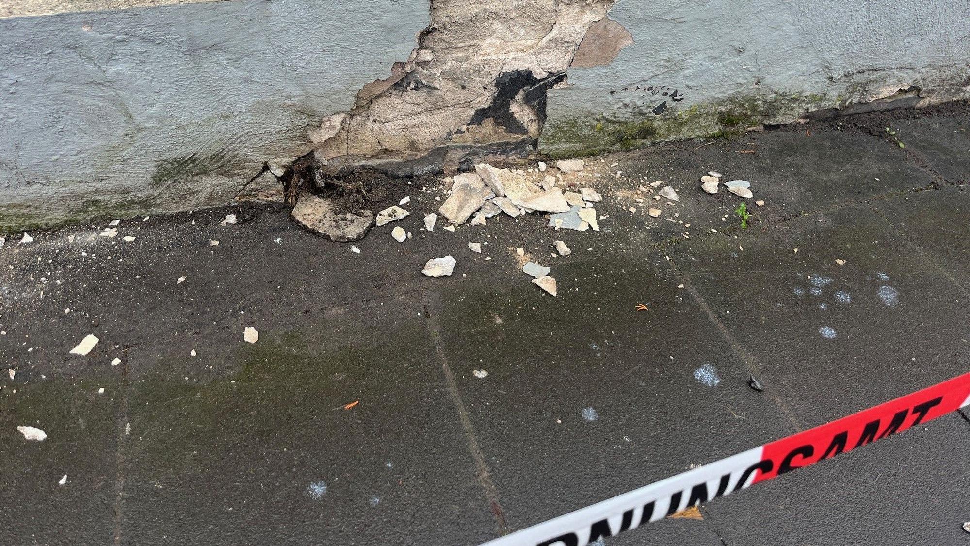 Mauerputz auf einem Gehweg.