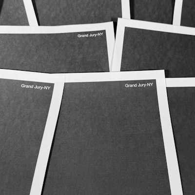 19.12.2025, USA, Washington: Seiten aus einer vollständig geschwärzten New Yorker Grand Jury-Akte über Jeffrey Epstein und Ghislaine Maxwell, die vom US-Justizministerium freigegeben wurde, wird am Freitag, 19. Dezember 2025, in Washington fotografiert. Foto: Jon Elswick/AP/dpa +++ dpa-Bildfunk +++