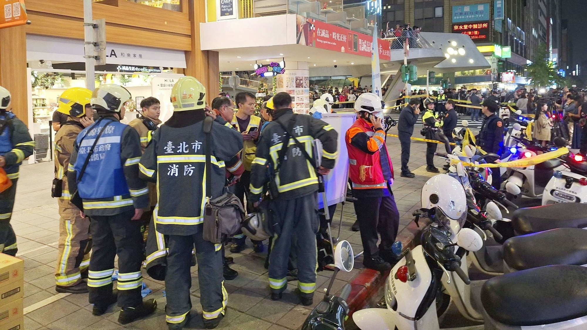 Mitten in Taipeh hat ein Mann mit Rauchgranaten und einem Messer Menschen angegriffen.