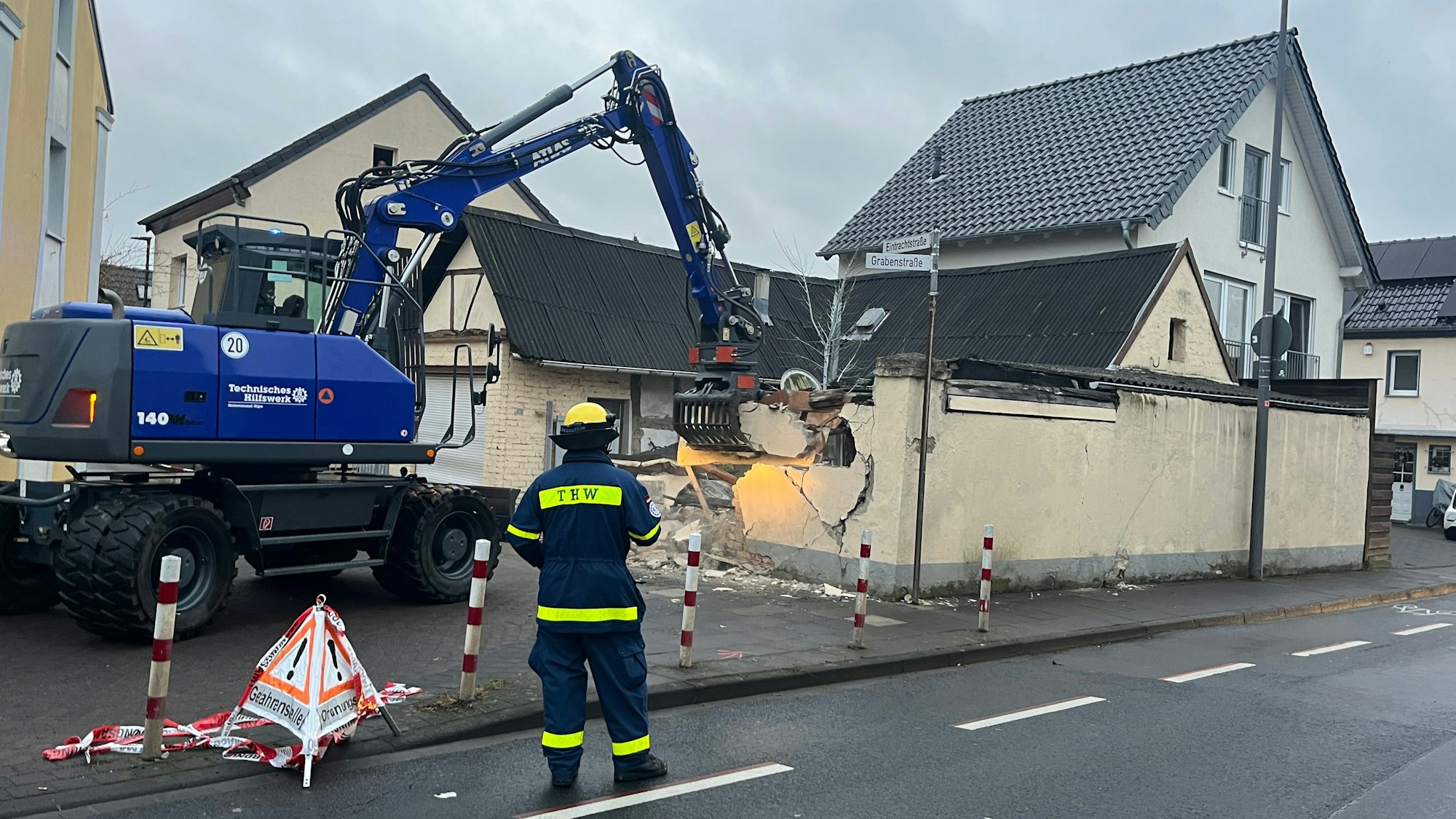 Gegen 16.15 Uhr begannen die Abrissarbeiten an dem Gebäude, die Pastor-Böhm-Straße wurde gesperrt.