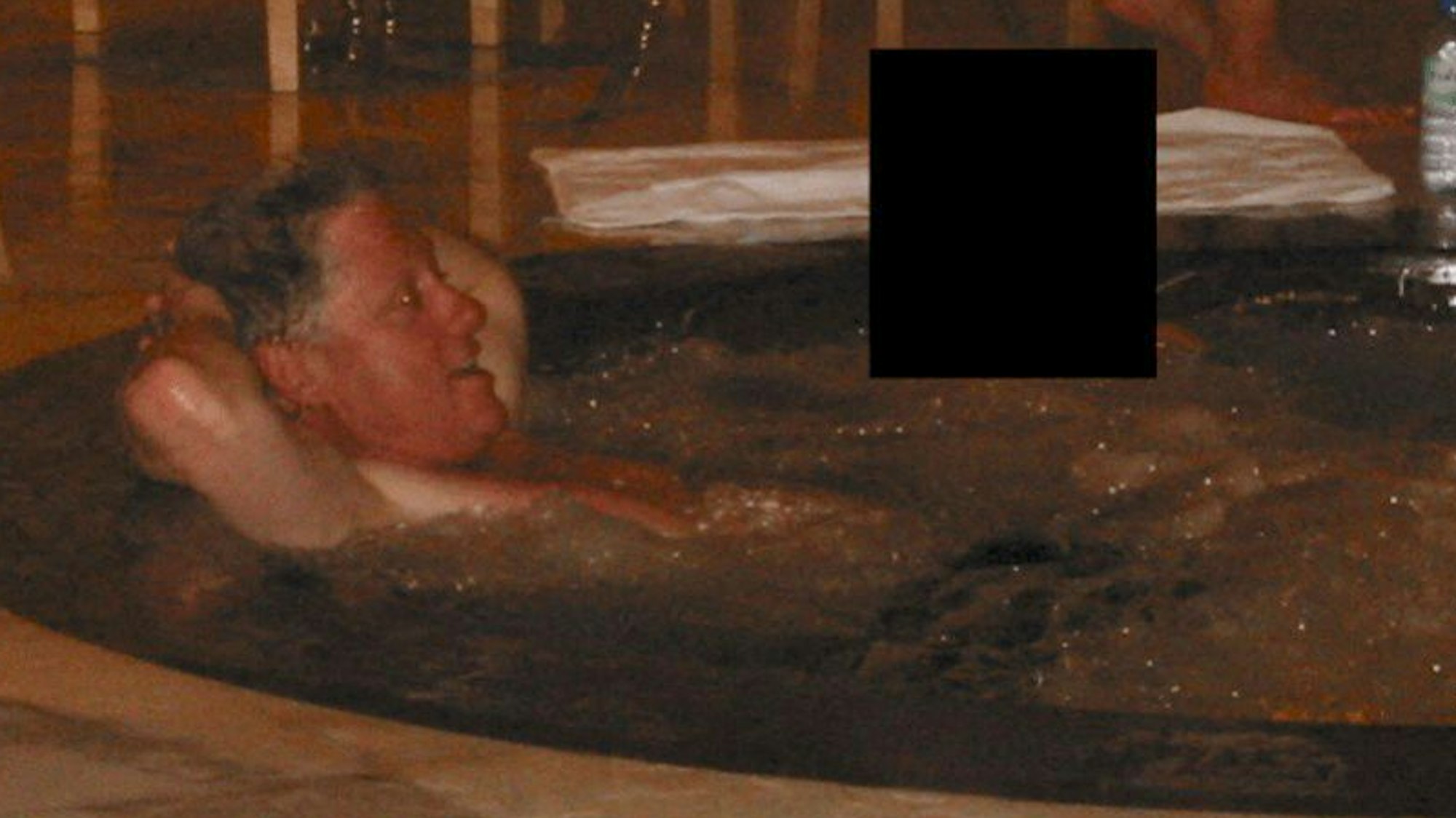 Dieses Foto, das vom US-Justizministerium am 19. Dezember 2025 zur Verfügung gestellt wurde, zeigt ein undatiertes Bild des ehemaligen US-Präsidenten Bill Clinton in einem Whirlpool an einem unbekannten Ort.