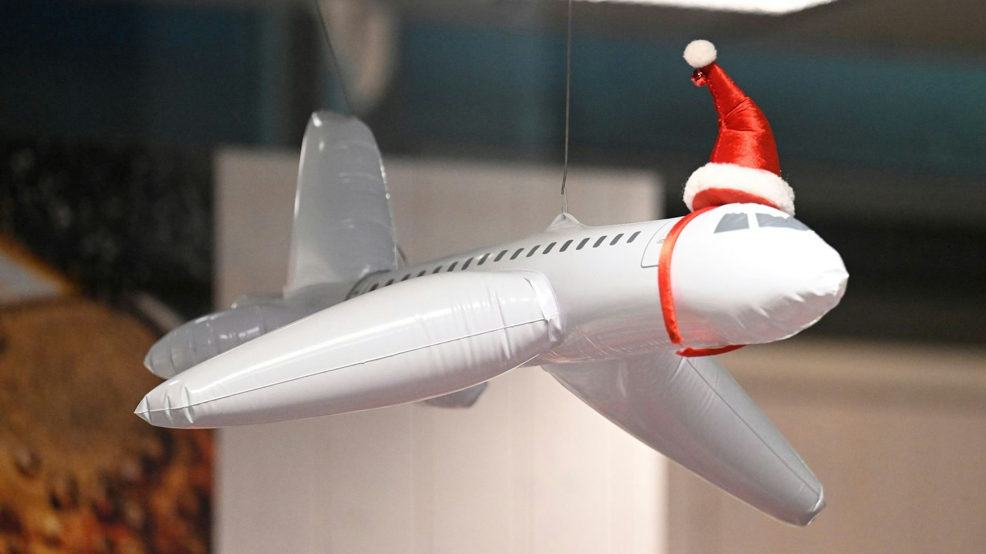 Weihnachtsstimmung hat auch an den Flughäfen in Nordrhein-Westfalen die Lufthoheit gewonnen.