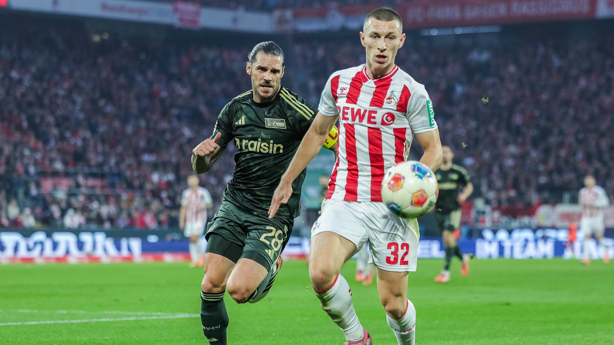 Kristoffer Lund (r.) kommt vor Union-Kapitän Christopher Trimmel an den Ball.