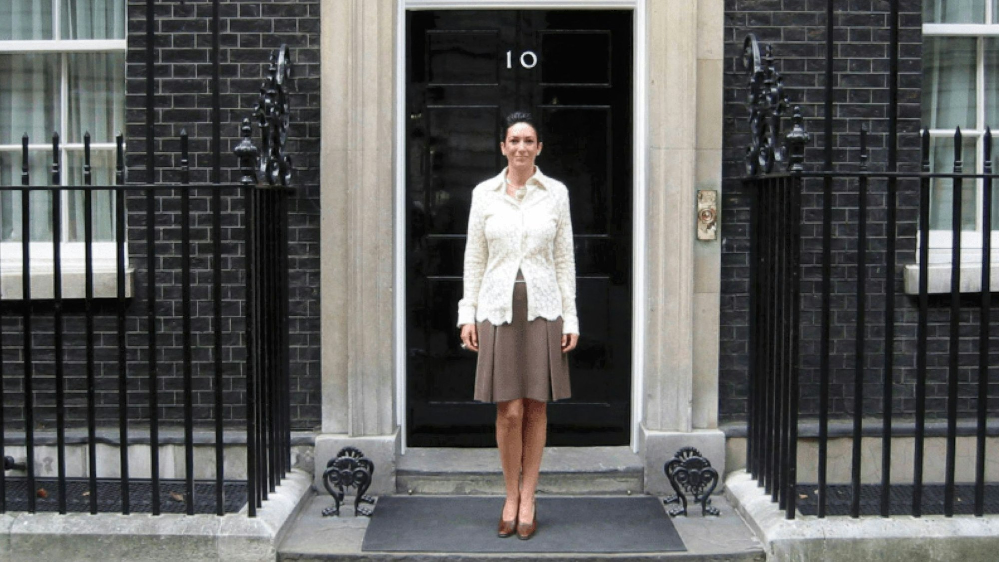 HANDOUT - 20.12.2025, ---: Dieses undatierte, vom US-Justizministerium veröffentlichte Foto zeigt Ghislaine Maxwell vor dem Gebäude Downing Street 10 in London. Foto: Uncredited/U.S. Department of Justice/AP/dpa - ACHTUNG: Nur zur redaktionellen Verwendung im Zusammenhang mit der aktuellen Berichterstattung und nur mit vollständiger Nennung des vorstehenden Credits, Keine Verwendung nach dem 03.01.2026! +++ dpa-Bildfunk +++