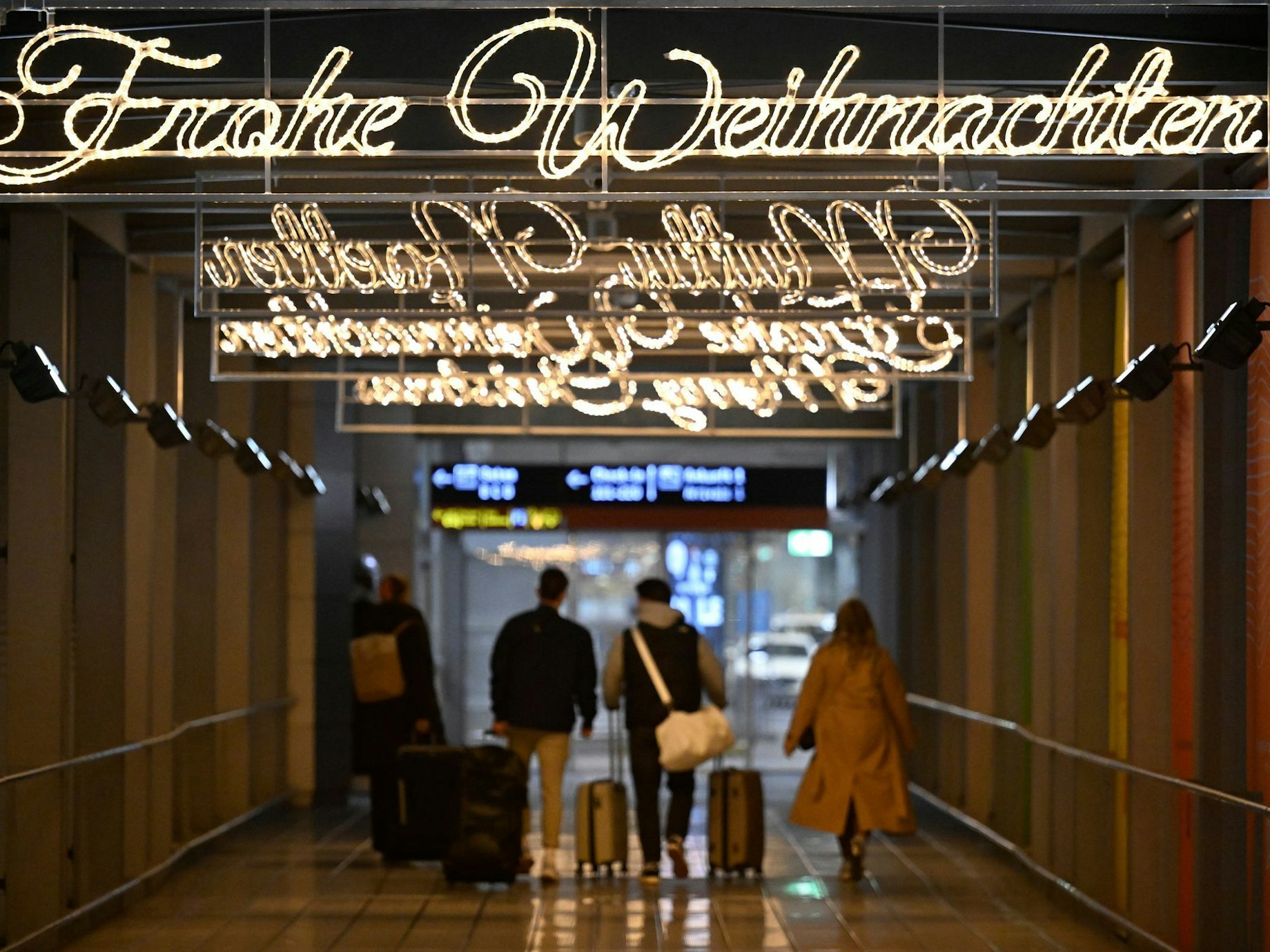 An Weihnachten putzen sich auch die Flughäfen festlich heraus.