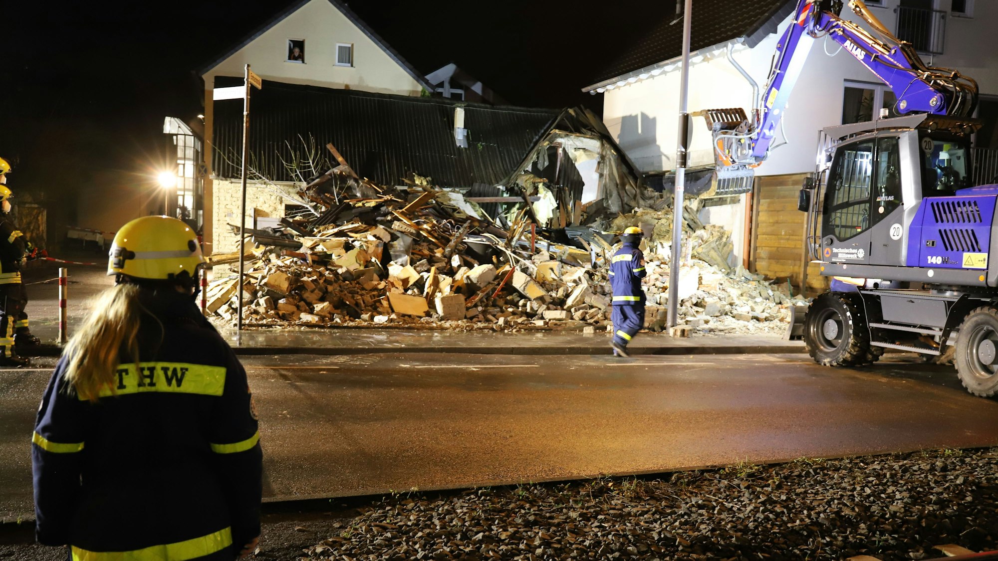 Die Fachgruppe Räumen des Technischen Hilfswerks aus Olpe brachte den Bagger mit, der das Haus abriss.