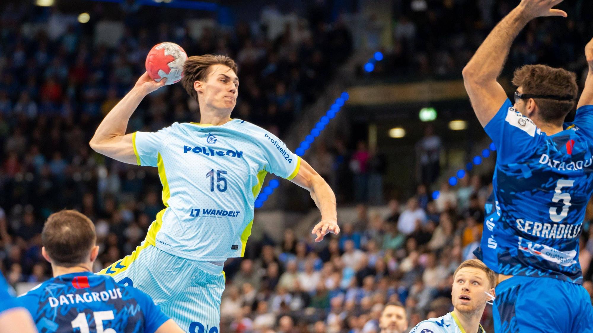 Miro Schluroff setzt nach dem Sprung zum Wurf an.