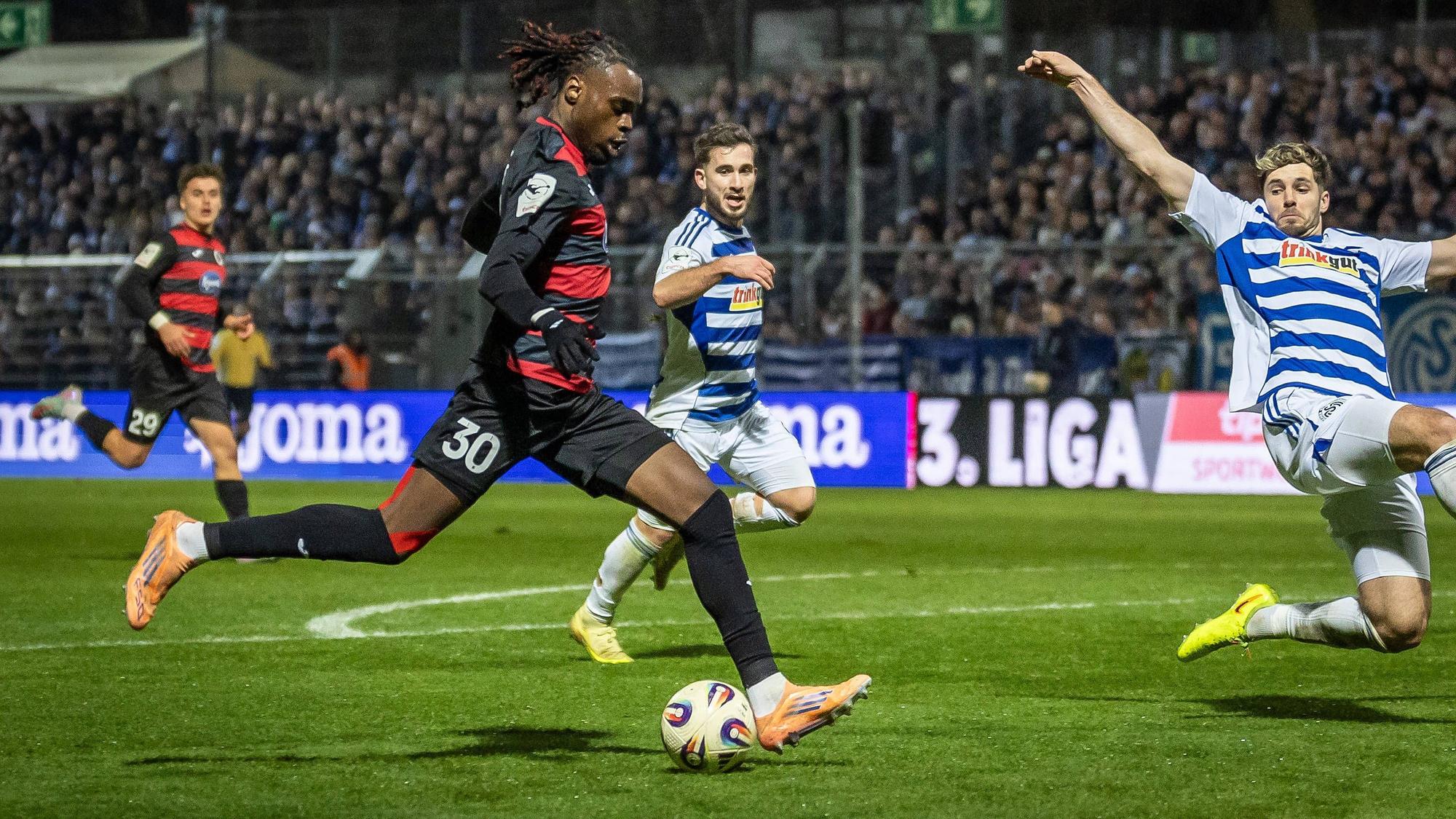 3. Liga: FC Viktoria Köln - MSV Duisburg, 21.12.2025 Großchnce von Yannick Tonye Viktoria Köln, 30 Köln, 21.12.2025, 19. Spieltag der 3. Fußball-Liga, FC Viktoria Köln - MSV Duisburg im Sportpark Hoehenberg in Köln. Die DFL-Bestimmungen verbieten die Verwendung von Fotografien als Bildsequenzen und / oder Quasi-Videos. *** 3 Liga FC Viktoria Köln MSV Duisburg, 21 12 2025 Großchnce von Yannick Tonye Viktoria Köln, 30 Köln, 21 12 2025, 19 Spieltag der 3 Fußball Liga, FC Viktoria Köln MSV Duisburg im Sportpark Hoehenberg in Köln The DFL regulations prohibit the use of photographs as image sequences and or quasi videos Copyright: xBEAUTIFULxSPORTS/LeahxKohringx