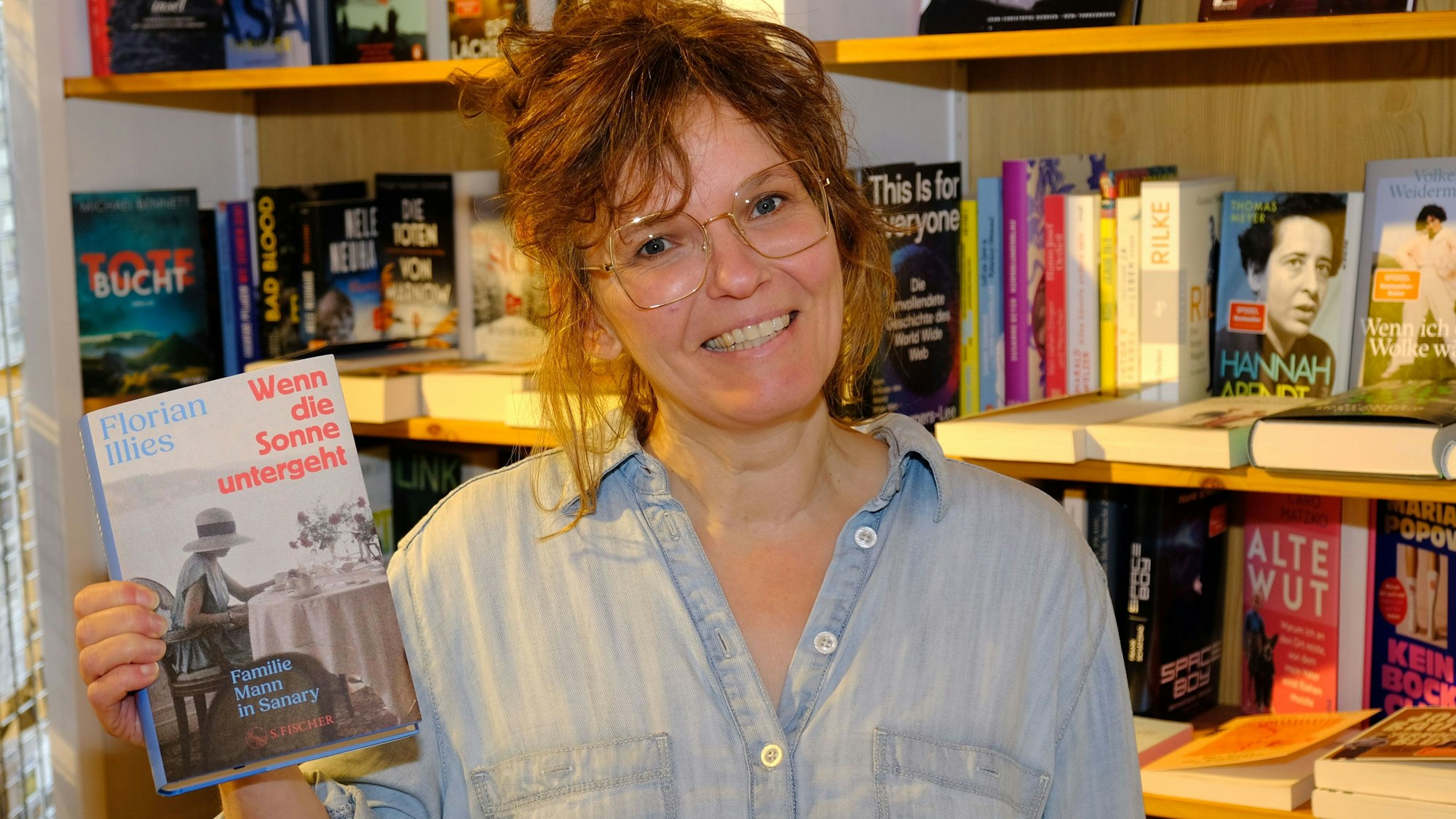 Das Bild zeigt Rosa Wirtz, die ein Buch in der rechten Hand hält.