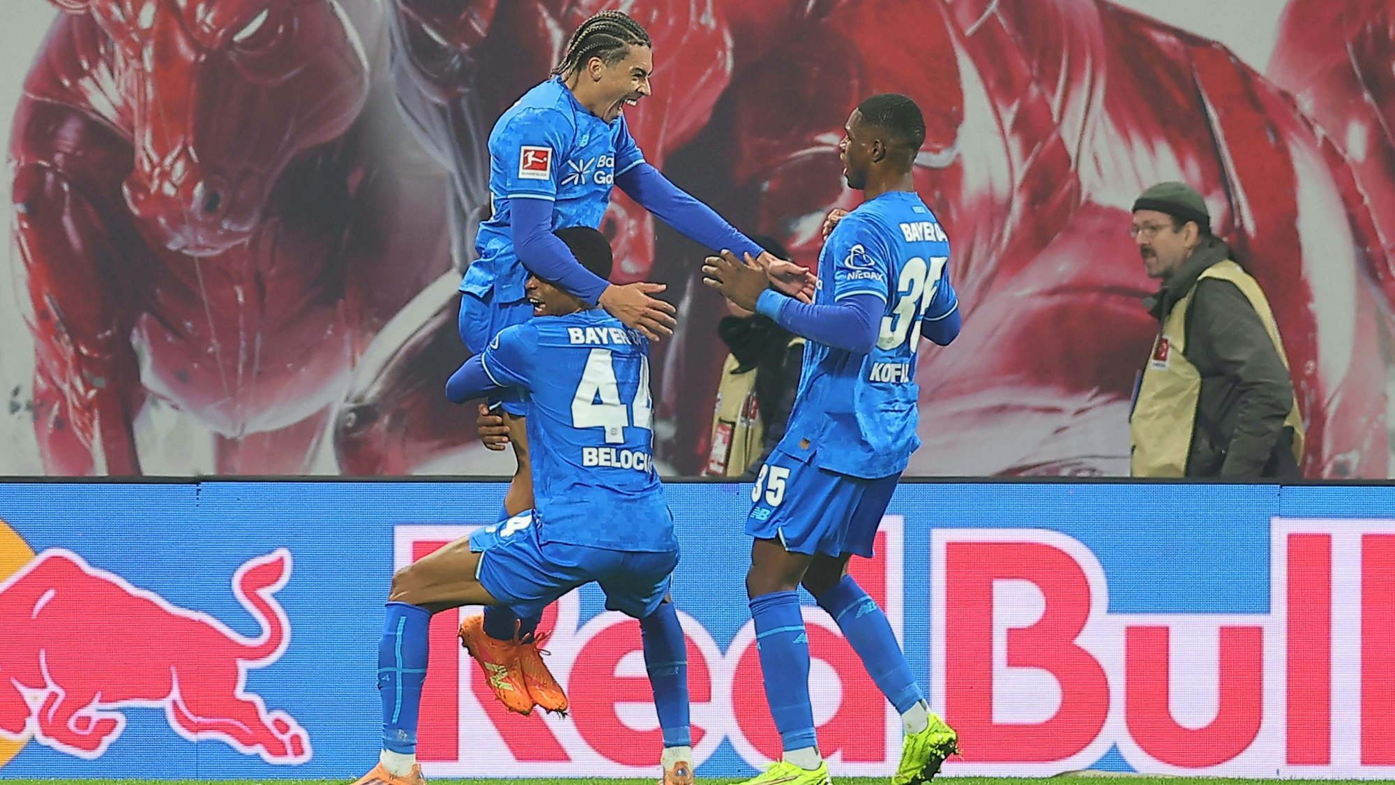 Doppelte Premiere: Torchütze Montrell Amare Culbreath wird von Christian Kofane (r.) und Jeanuel Belocian für seinen Treffer zum 3:1 gefeiert.