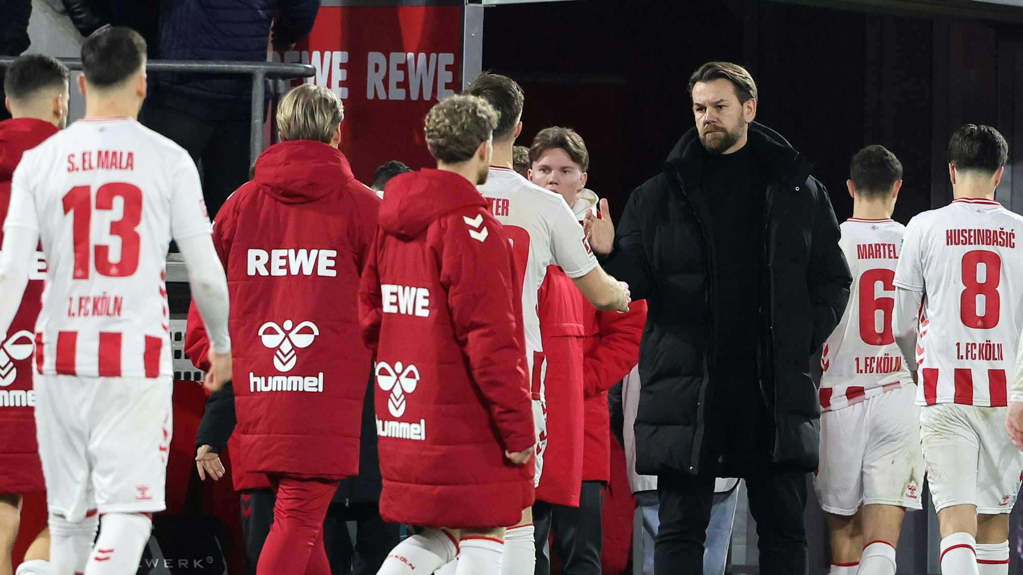 FC-Sportdirektor Thomas Kessler klatscht die Spieler nach dem 0:1 gegen Union Berlin auf dem Weg in die Kabine ab.