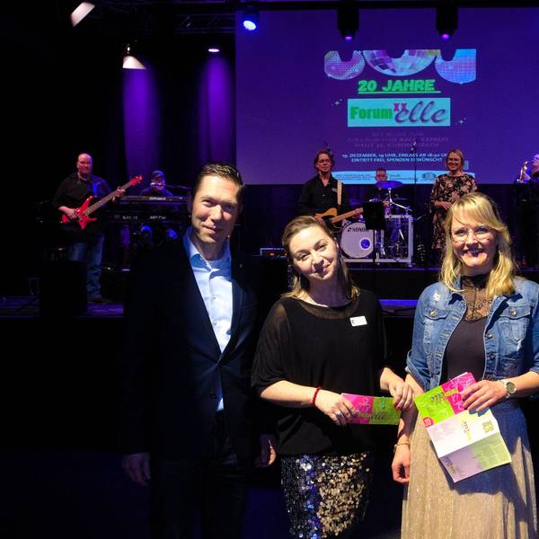 Das Bild zeigt die Gleichstellungsbeauftragten Nina Sommer (Gummersbach, Zweite von links) und Verena Kahl (Wiehl) mit den Bürgermeistern Raoul Halding-Hoppenheit (links) und Ulrich Stücker bei der Feier in der Halle 32.
