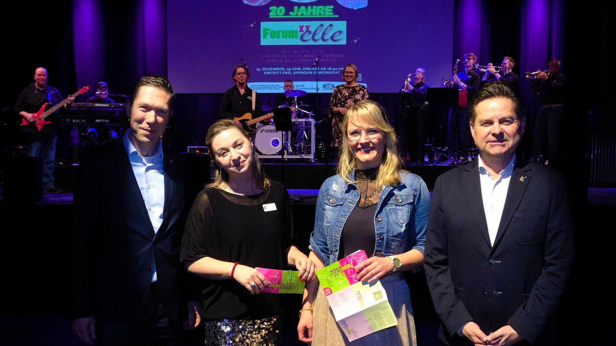 Das Bild zeigt die Gleichstellungsbeauftragten Nina Sommer (Gummersbach, Zweite von links) und Verena Kahl (Wiehl) mit den Bürgermeistern Raoul Halding-Hoppenheit (links) und Ulrich Stücker bei der Feier in der Halle 32.