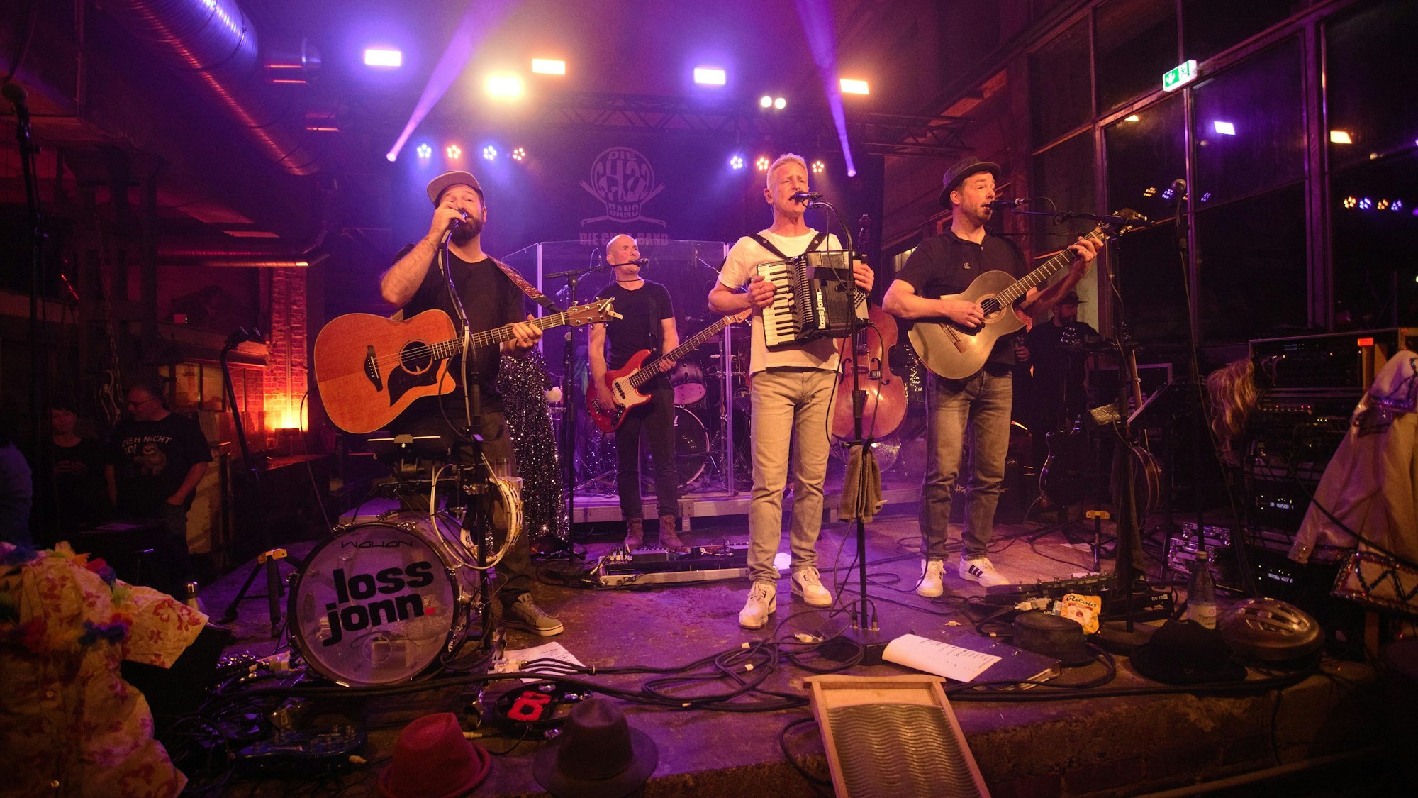 Lasst uns froh und munter sein: In der Homburger Papiermühle ging eine „Rocking X-mas-Party“ über die Bühne. Die Kölschrocker Loss Jonn und die CH22-Band ließen die Fans schunkeln und tanzen.