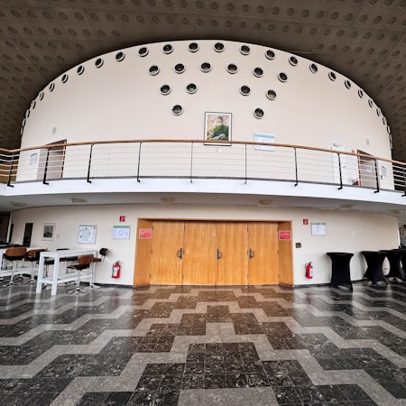 Das Foyer mit schwarz-weißen Fliesen.