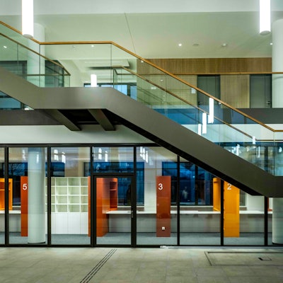 Das Bild zeigt die große Freitreppe im Euskirchener Rathaus.