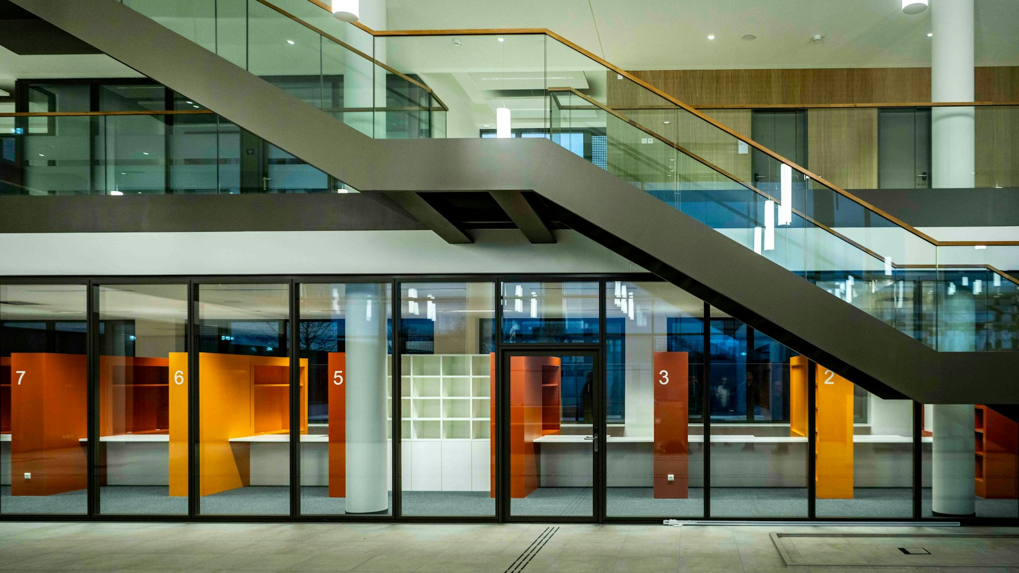 Das Bild zeigt die große Freitreppe im Euskirchener Rathaus.