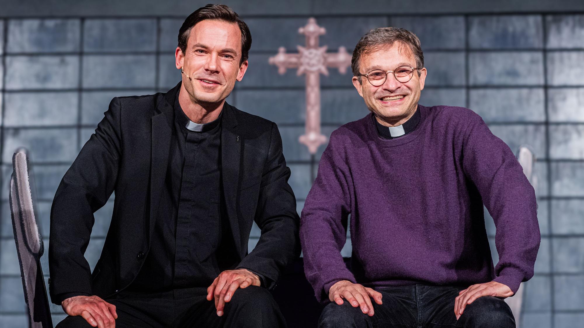Markus Schneider (l.), der den Pfarrer Elmar spielt, traf auf Prof. Elmar Nass von der Kölner Hochschule für Katholische Theologie in Lindenthal.