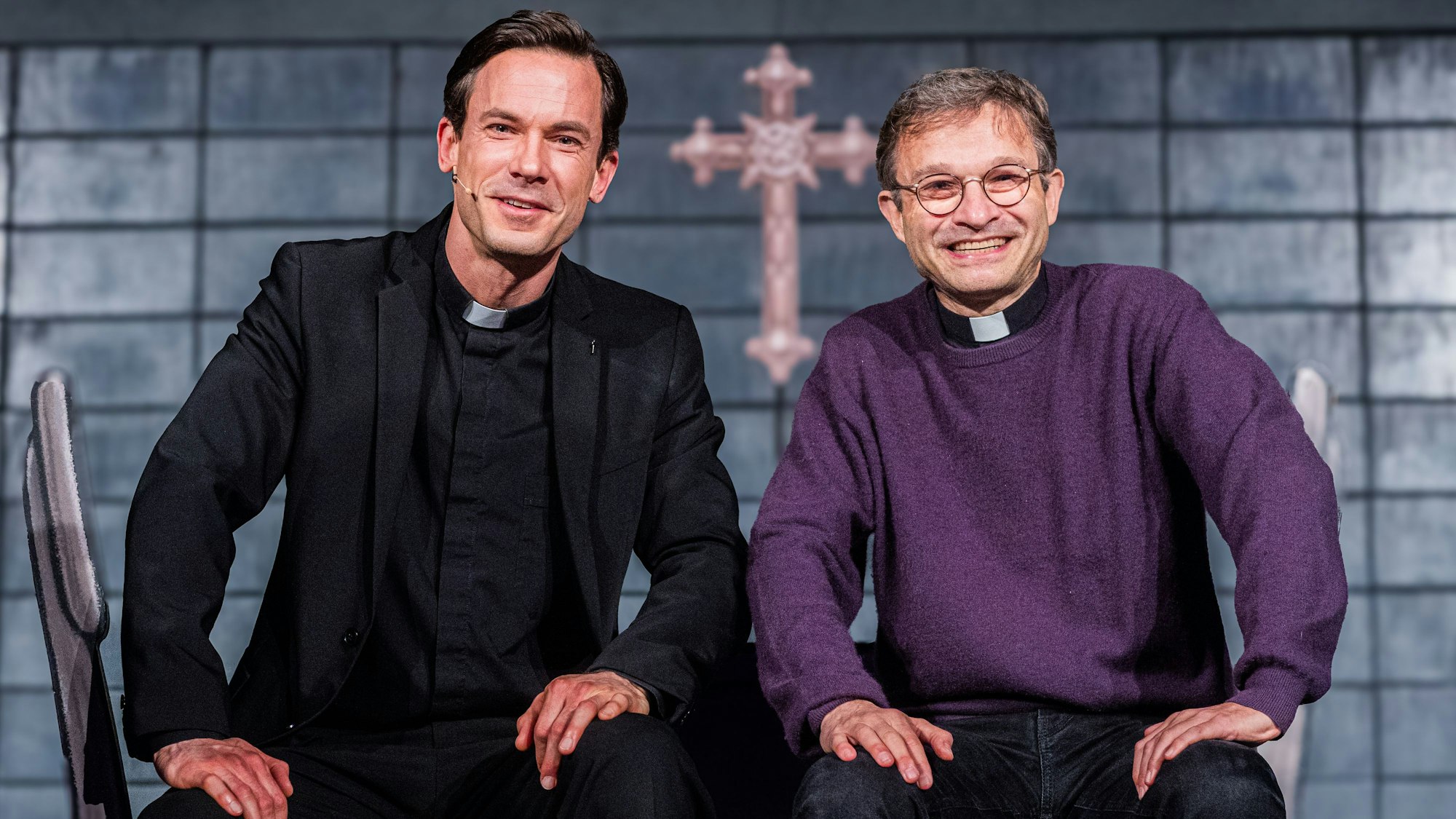 Markus Schneider (l.), der den Pfarrer Elmar spielt, traf auf Prof. Elmar Nass von der Kölner Hochschule für Katholische Theologie in Lindenthal.