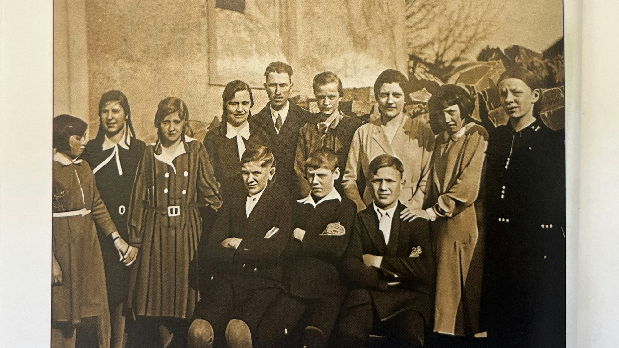 Ernst sind die Gesichter der. Abschlussklasse des Jahres 1931 in Süchterscheid.