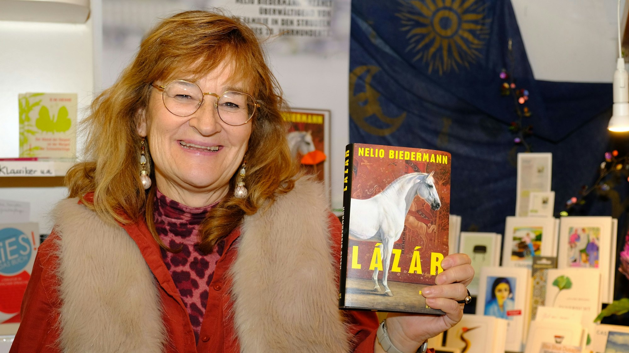 Das Buch zeigt die Buchexpertin mit ihrem Lieblingsbuch.