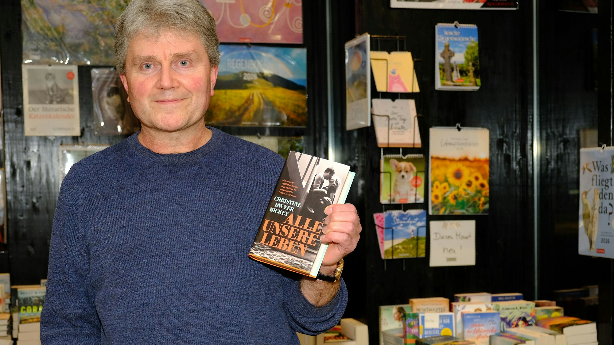 Das Bild zeigt Thomas Pavlik mit seinem Lieblingsbuch.