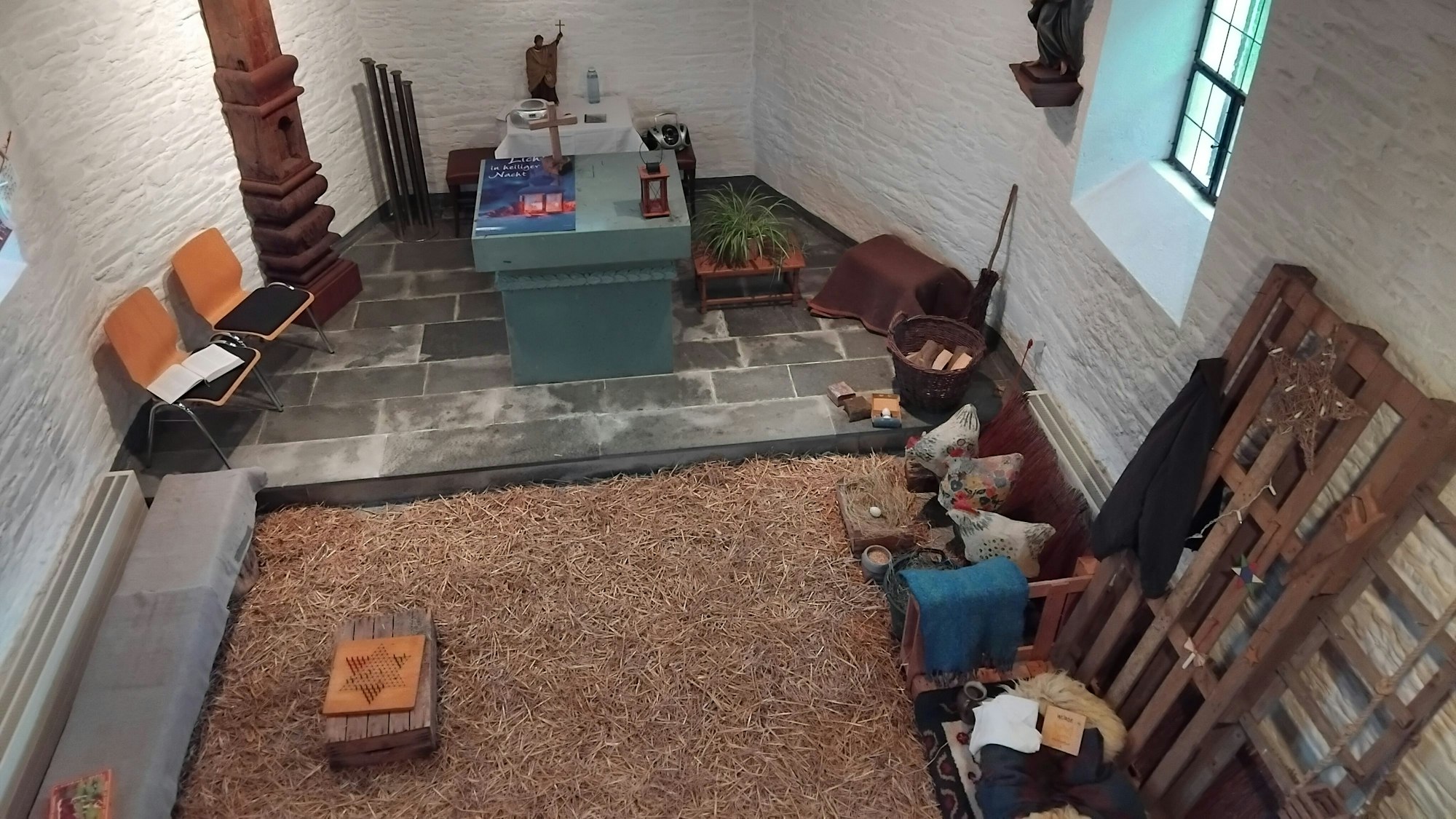 Nicht mehr Zuschauer, sondern Teil der Szene können die Besucher in der mit Stroh ausgelegten Kapelle werden. Familien können hier zur Ruhe kommen, lesen, malen und spielen.