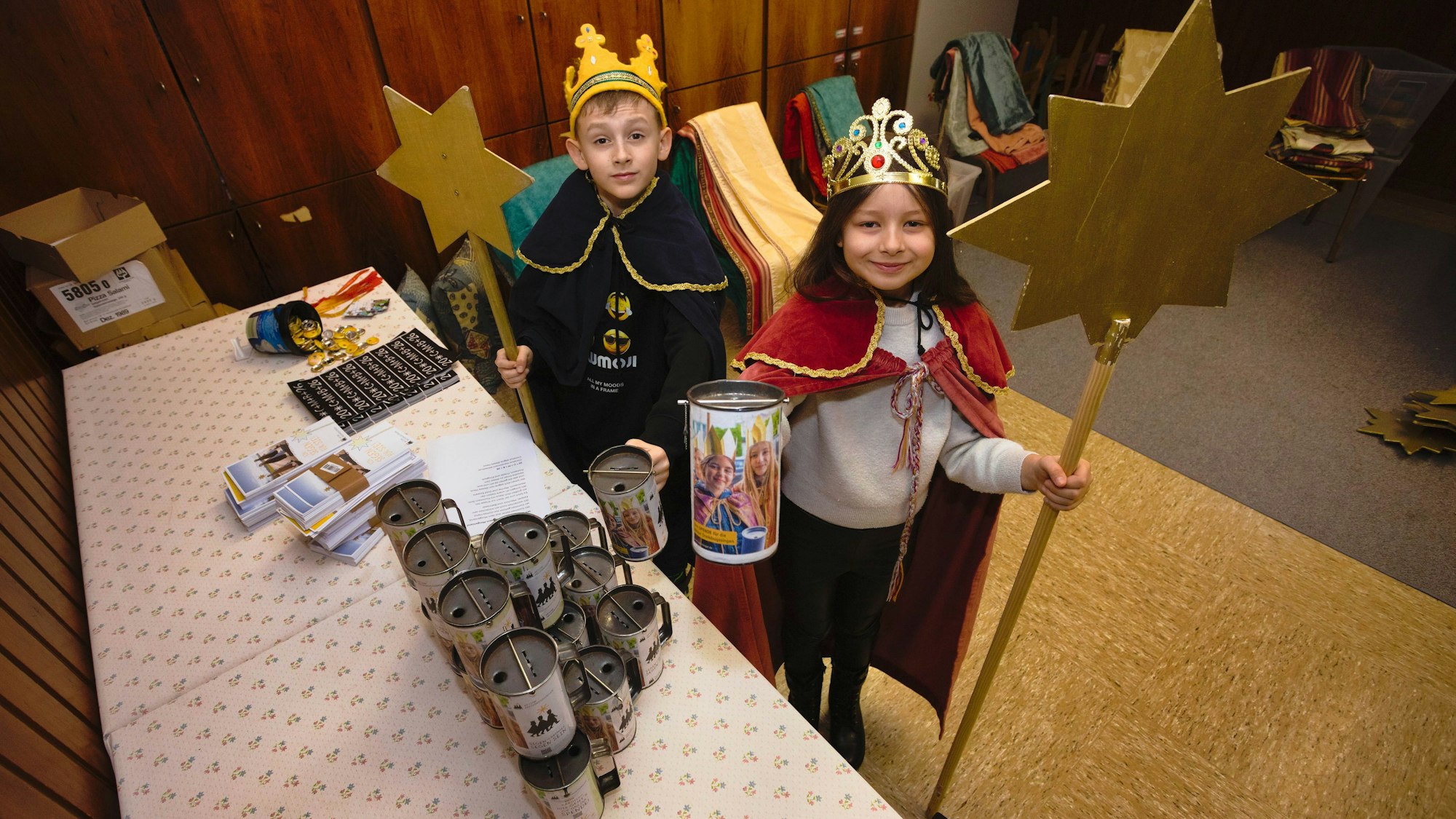 Das Foto zeigt die beiden Sternsinger Raphael und Mailia (beide 9) aus Wieh.