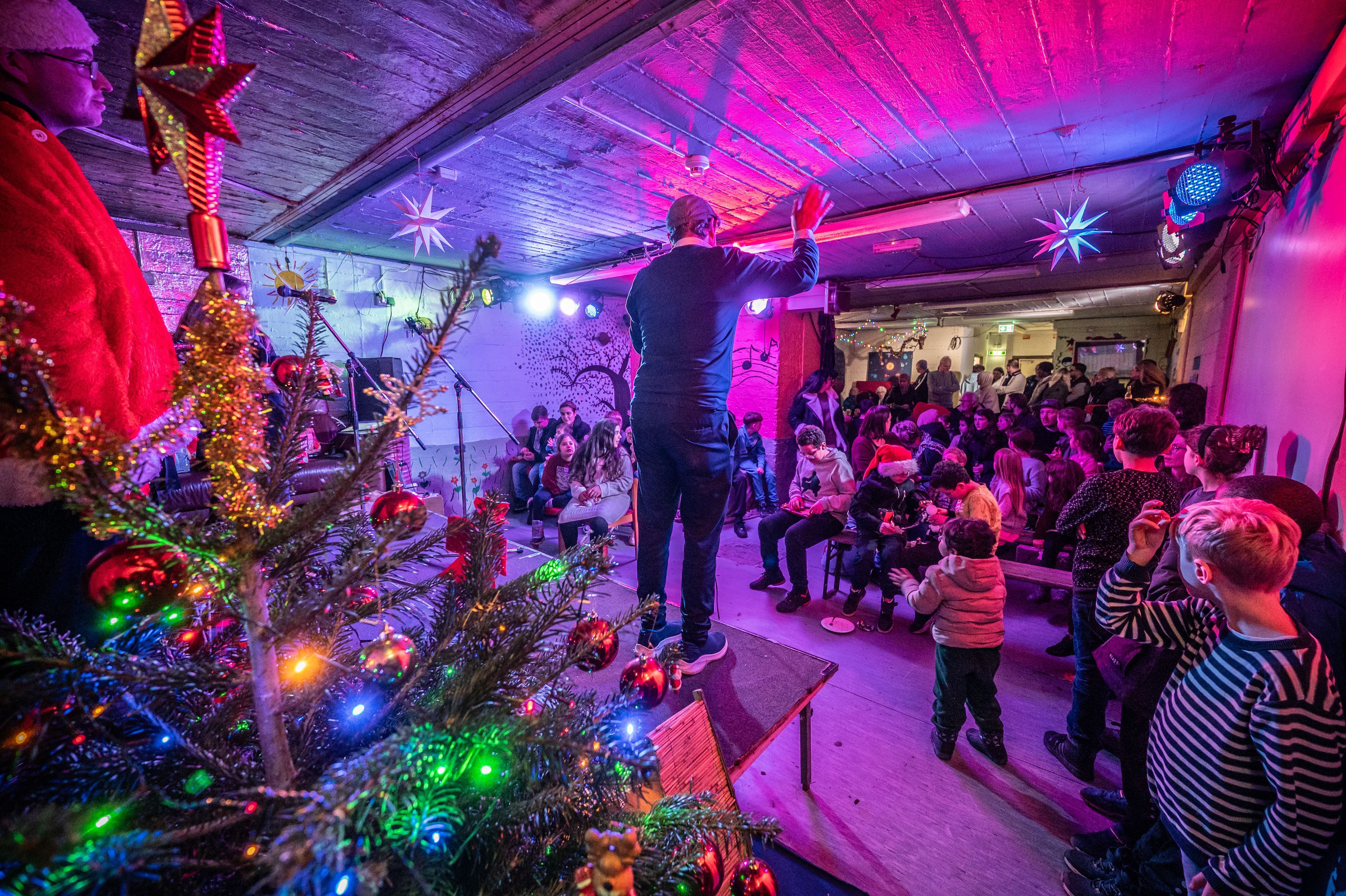 Die Aktiven vom Netzwerk Kinderarmut geben  im Bunker Geschenke ihrer Weihnachtssterneaktion aus.  Bild: Ralf Krieger