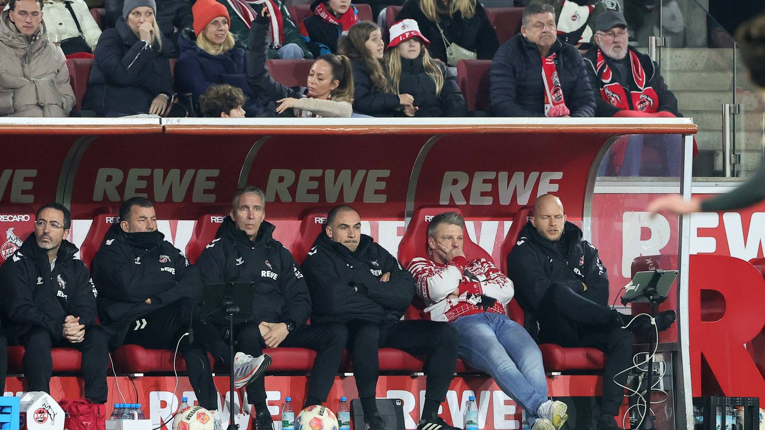 Eine Momentaufnahme mit Aussagekraft: Die FC-Bank mit Cheftrainer Lukas Kwasniok (2. von rechts) beim Heimspiel gegen Union Berlin.