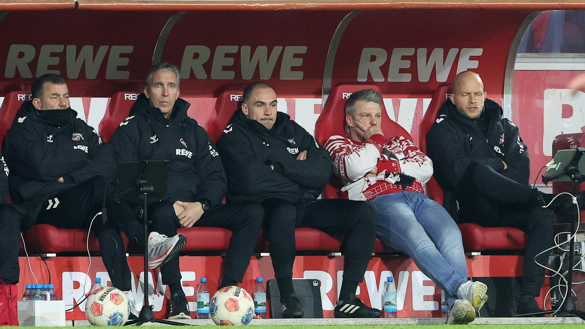 Eine Momentaufnahme mit Aussagekraft: Die FC-Bank mit Cheftrainer Lukas Kwasniok (2. von rechts) beim Heimspiel gegen Union Berlin.