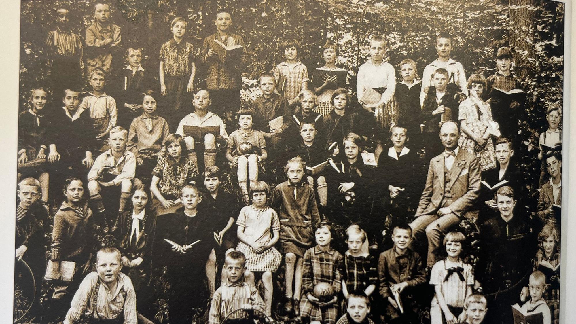 Das Bild zeigt einen Ausflug der Rotter Schule in den 1920er-Jahren.