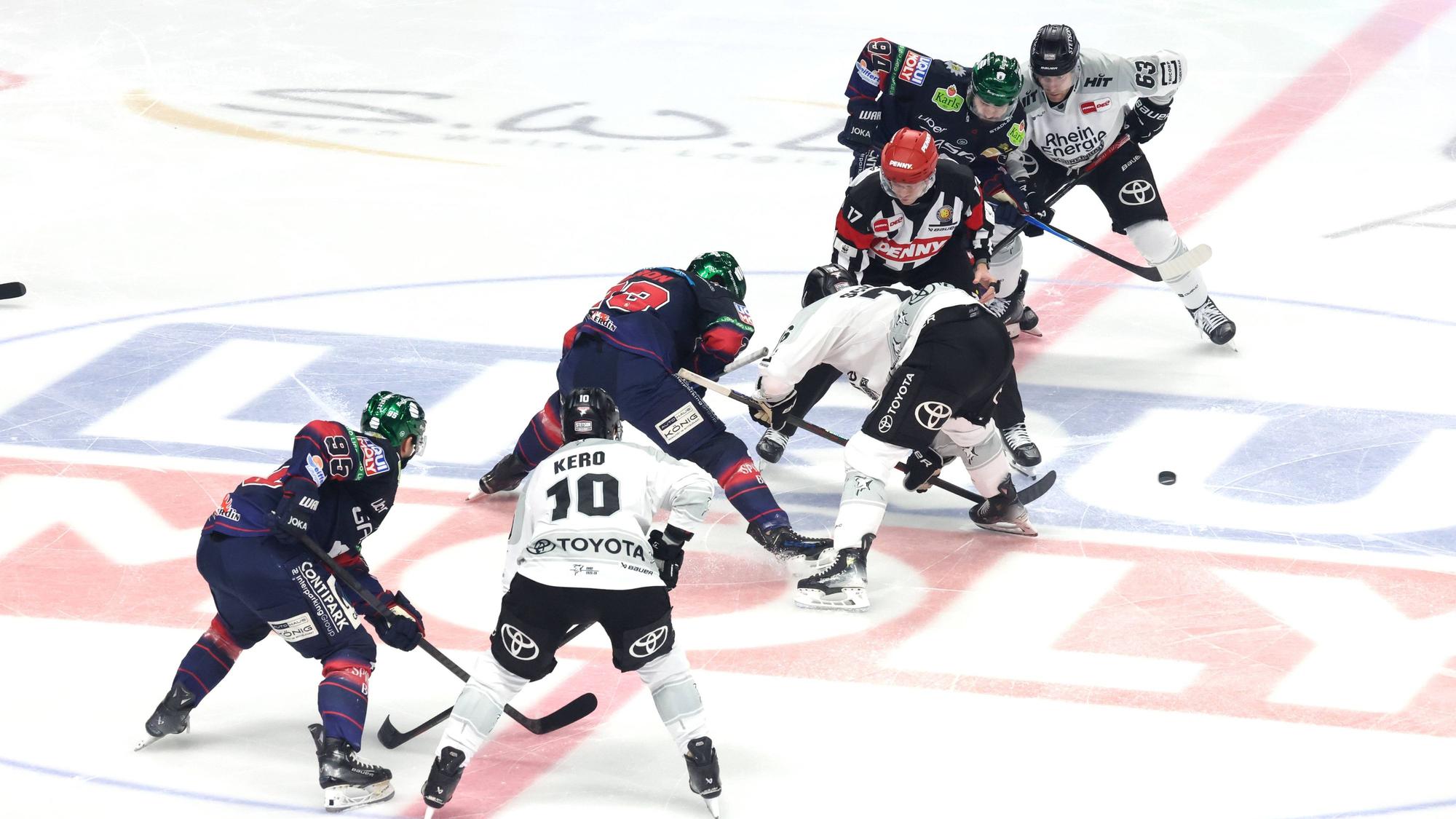 Aufgereiht: Der Meister Eisbären Berlin (dunkle Trikots) und Vizemeister Kölner Haie, am vierten Advent in der Neuauflage des Finals der Saison 2024/25.
