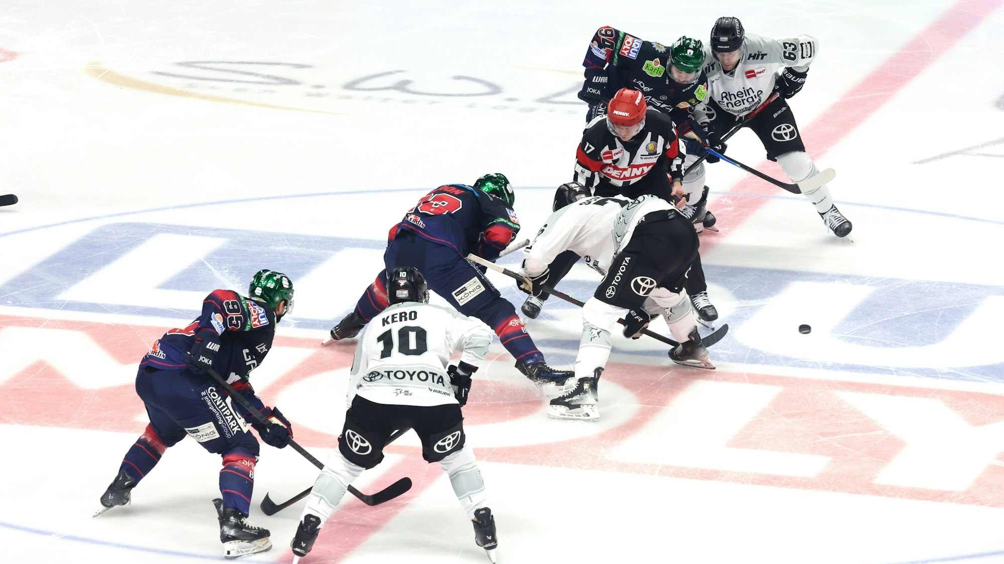 Aufgereiht: Der Meister Eisbären Berlin (dunkle Trikots) und Vizemeister Kölner Haie, am vierten Advent in der Neuauflage des Finals der Saison 2024/25.
