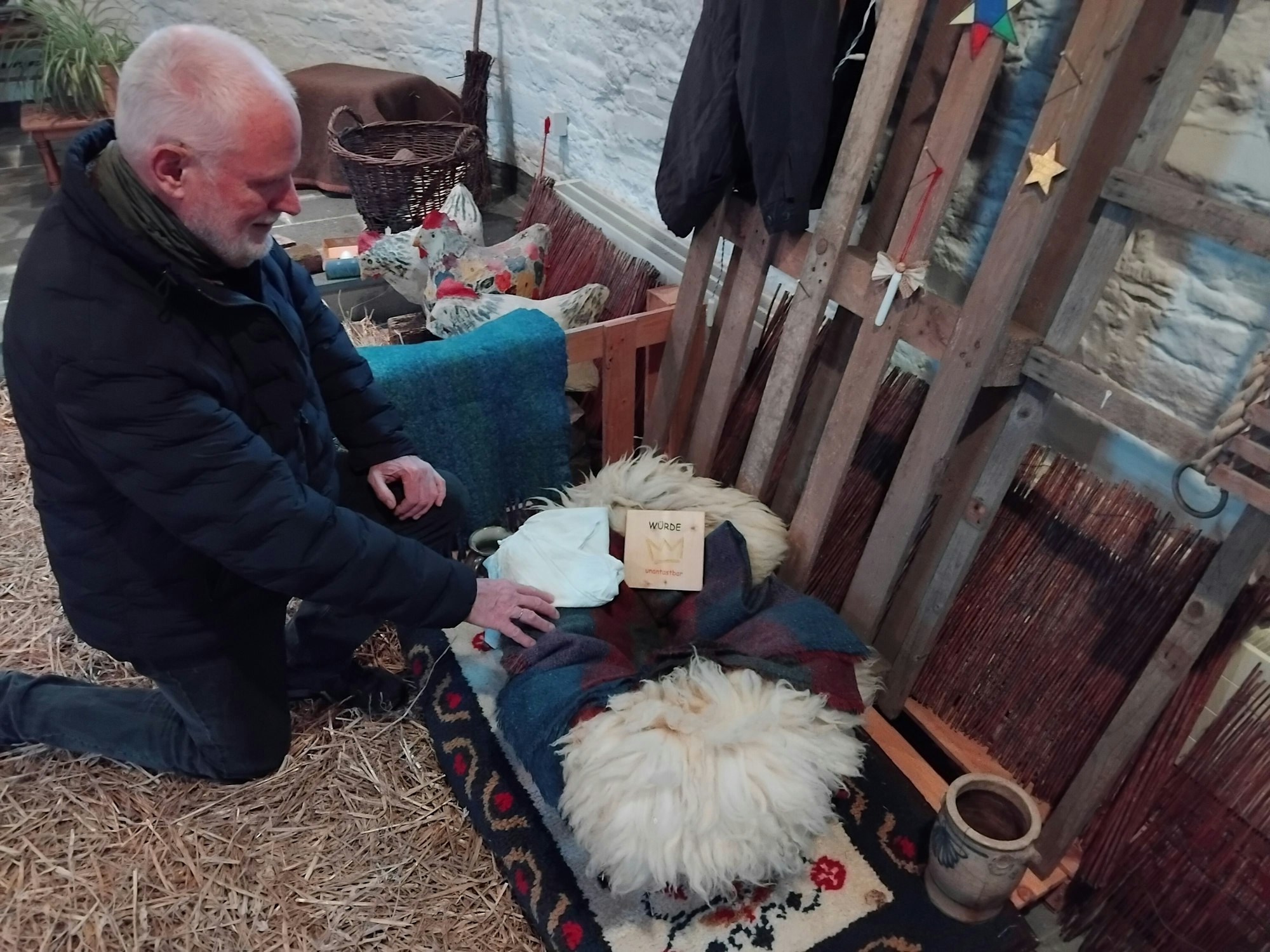 Eine leere Krippe mit ungewöhnlichen Tieren: Hans-Josef Overkamp hat eine andere Weihnachtsszene in der Heider Kapelle aufgebaut.