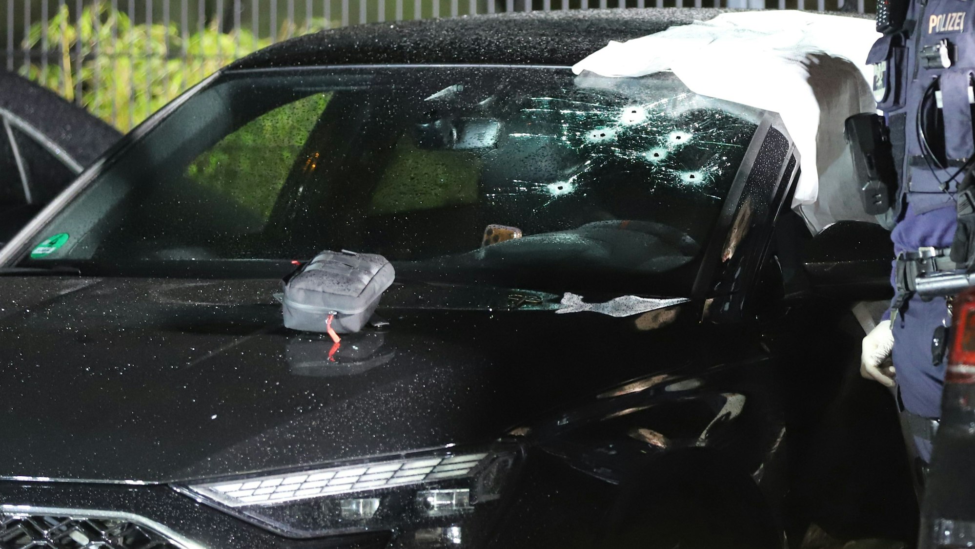 Von Kugeln durchsiebt: die Windschutzscheibe des beschossenen Autos.